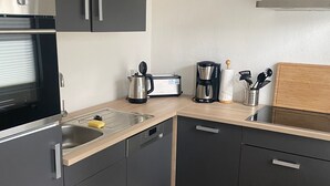 Kaffetrakter/tekoker, kjøleskap, ovn og kokeplater