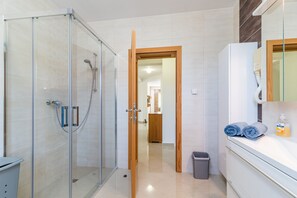 Shower, jetted tub, hair dryer, bidet