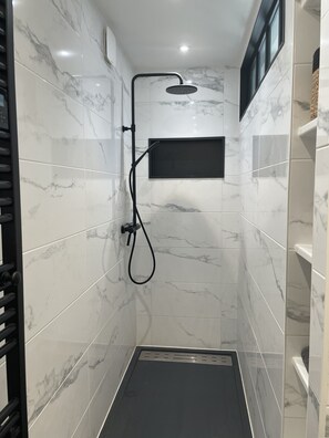 Badewanne, Haartrockner, Handtücher, Toilettenpapier