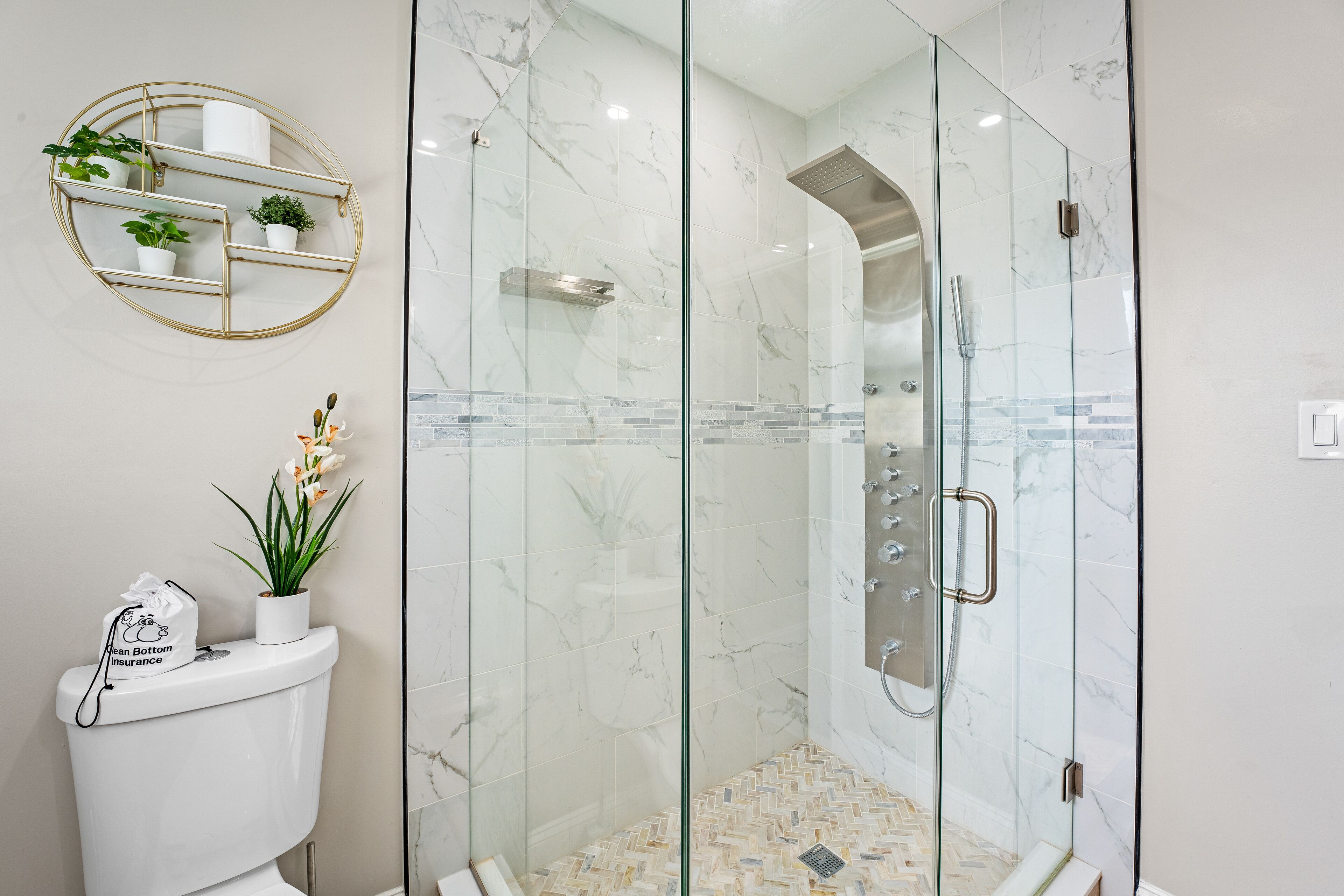 Combined shower/bathtub, hair dryer, towels, soap