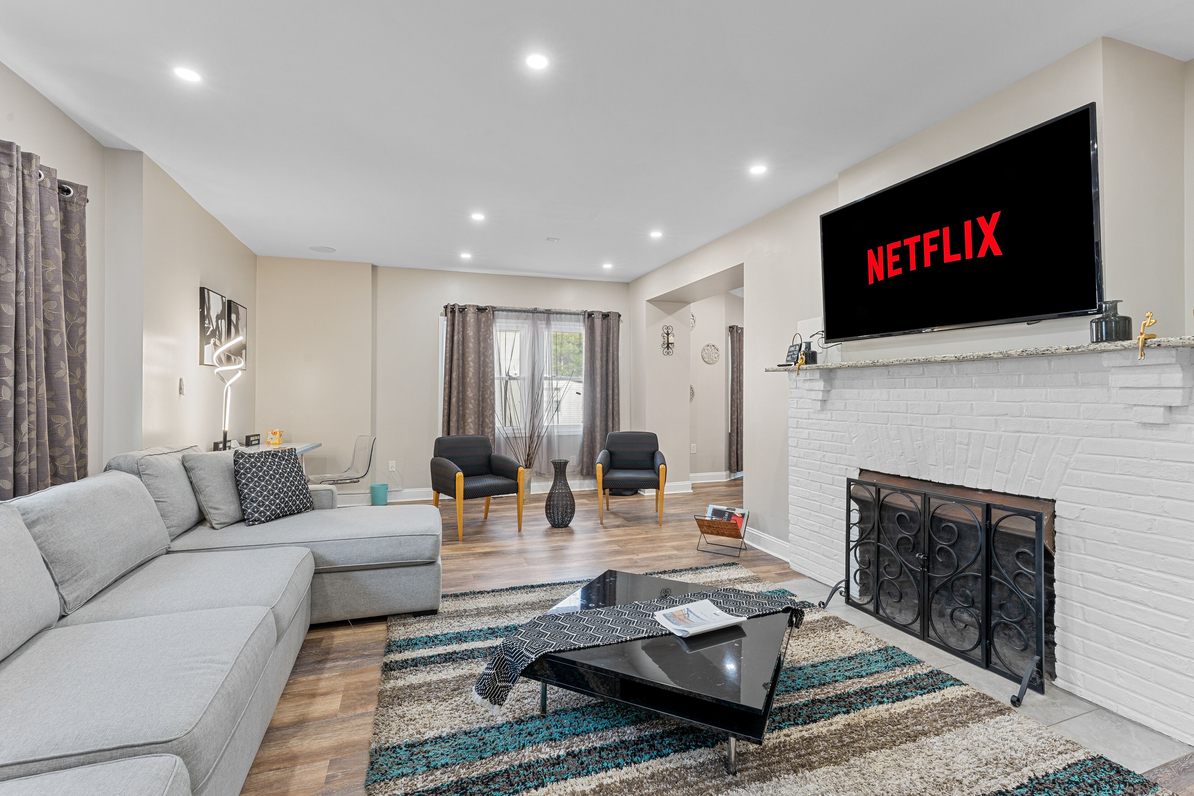 Una Smart TV, una chimenea, un futbolín, libros