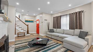 Smart TV, chimenea, futbolito y libros