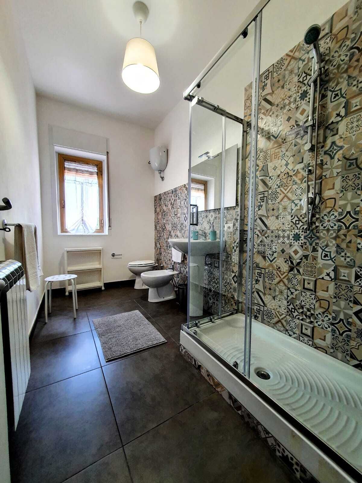 Doccia, asciugacapelli, bidet, asciugamani