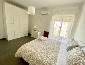 3 bedrooms, iron/ironing board, travel cot, free WiFi