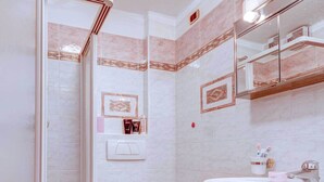 A bathroom with a walk-in shower, a toilet, and a sink. - Aparment for holiday  (Livigno)