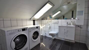 Badewanne, HandtĂŒcher, Toilettenpapier