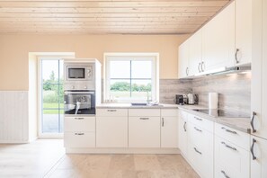 Een koelkast, een oven, een kookplaat, een vaatwasser