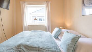 2 bedrooms, travel crib, free WiFi