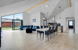 Fernseher, Kamin, Tischtennisplatte