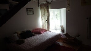 3 camere, una scrivania, ferro/asse da stiro, Wi-Fi gratuito