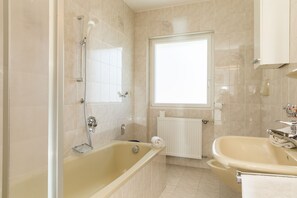 Tina, bidet, toallas, papel de baño 