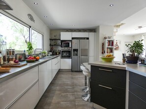 Réfrigérateur, micro-ondes, four, lave-vaisselle