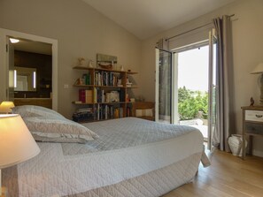 5 bedrooms, iron/ironing board, free WiFi, bed sheets