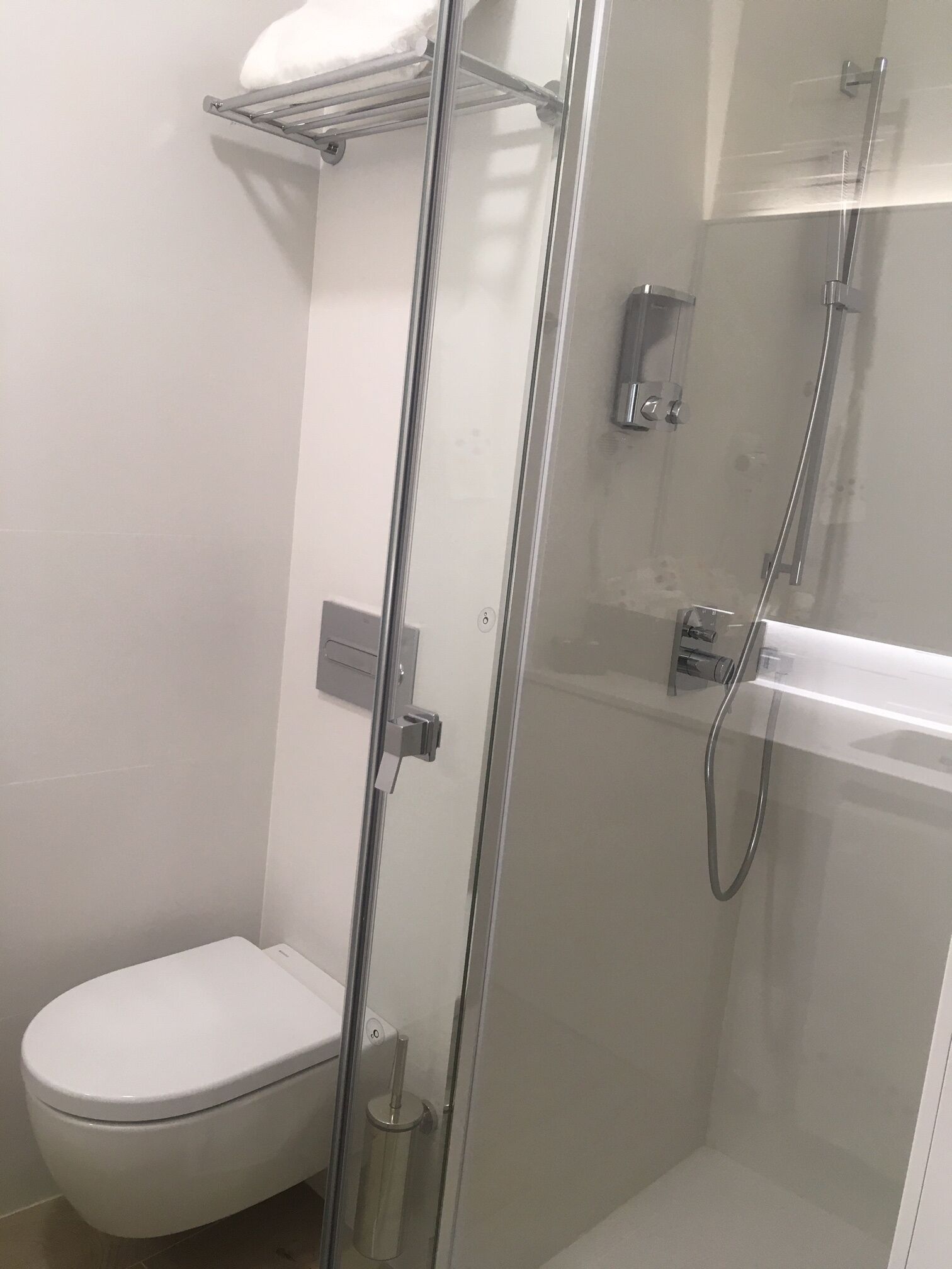 Een douche, een haardroger, handdoeken, zeep