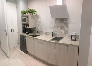 Réfrigérateur, micro-ondes, plaque de cuisson, lave-vaisselle