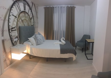 2 bedrooms, desk, soundproofing, iron/ironing board. Casa Tosca
