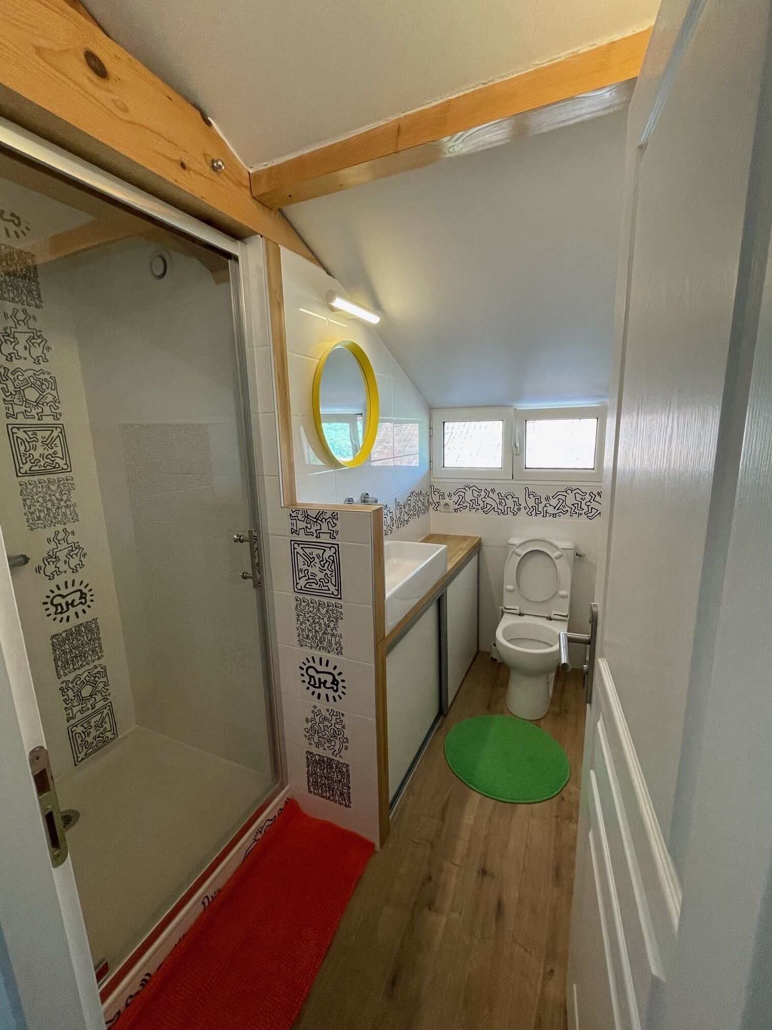 Un baño moderno y compacto con ducha, inodoro y lavamanos.