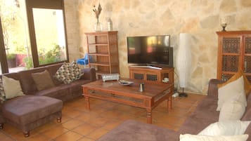 Smart TV, fireplace, DVD player, table football