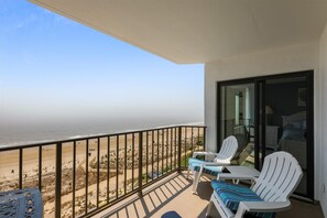 Property grounds - This absolutely beautiful 3 bedroom, 2 bath condo completely remodeled into a stunning beach home. (Ocean City)