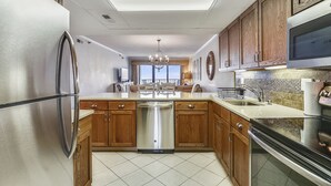 Una cocina moderna con armarios de madera, electrodomésticos de acero inoxidable y una isla grande.