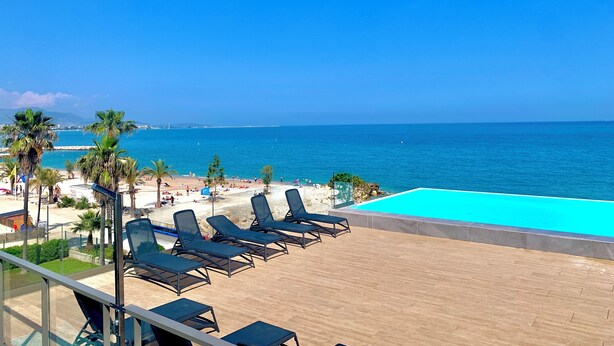 A poolside area with lounge chairs and a view of the sea. - Haven of peace with infinity pool overlooking the sea (Villeneuve-Loubet)