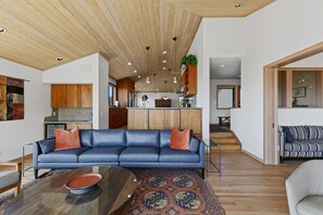 Smart TV, fireplace, DVD player - Kyuka: 4  BR, 4  BA House in Sea Ranch, Sleeps 8 (Sea Ranch)