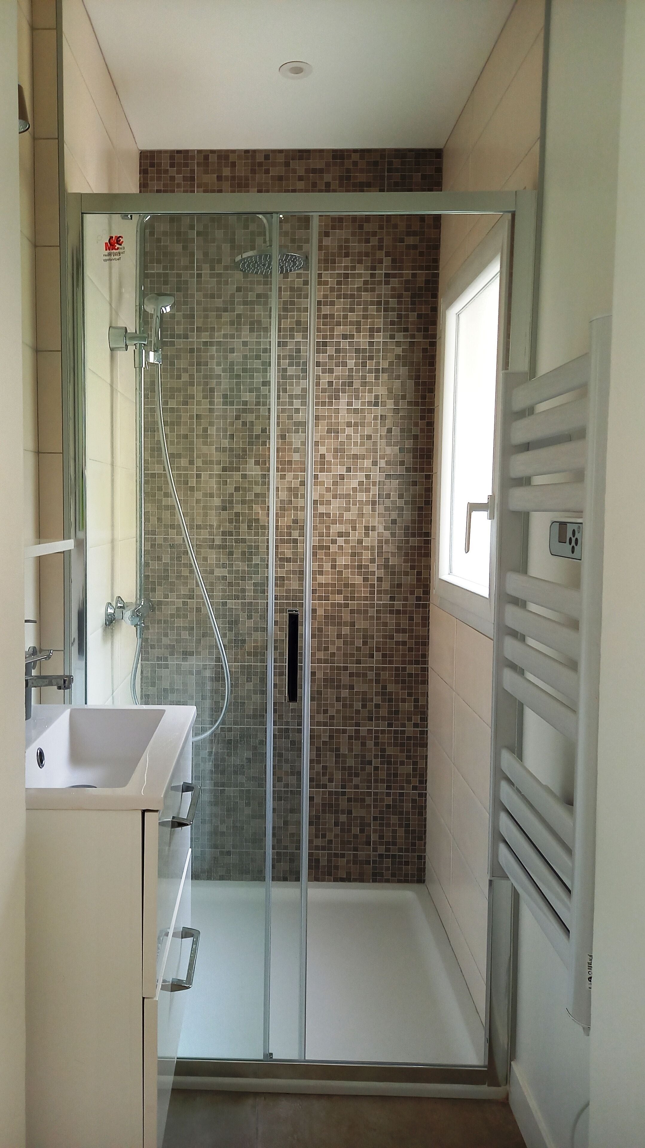 Een douche, een haardroger, handdoeken, zeep