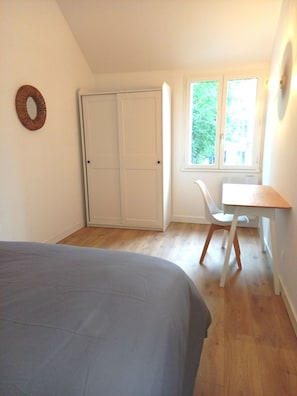 2 chambres, bureau, chambres insonorisées, fer et planche à repasser