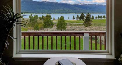 Cascade Getaway w/ Hot Tub, Overlooking Lake