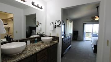 4 Schlafzimmer, Schreibtisch, Bügeleisen/Bügelbrett, Reisekinderbett