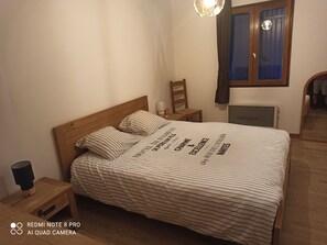4 Schlafzimmer, Bügeleisen/Bügelbrett, kostenloses WLAN, Bettwäsche