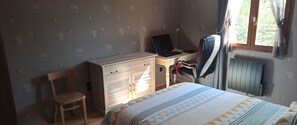 4 chambres, fer et planche à repasser, Wi-Fi gratuit, draps fournis