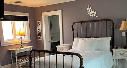 Cute Intown suite
