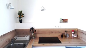 Réfrigérateur, micro-ondes, plaque de cuisson, cafetiÚre/bouilloire