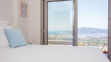 3 bedrooms, desk, iron/ironing board, travel crib