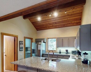 Wasserkocher mit Kaffee-/Teezubehör, Kühlschrank, Mikrowelle, Ofen
