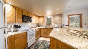 Condo, 3 Bedrooms | Private kitchen | Coffee/tea maker, fridge, oven, toaster