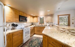 Huoneisto, 3 makuuhuonetta | Yksityinen keittiö | Jääkaappi, uuni, kahvin-/teenkeitin, leivänpaahdin