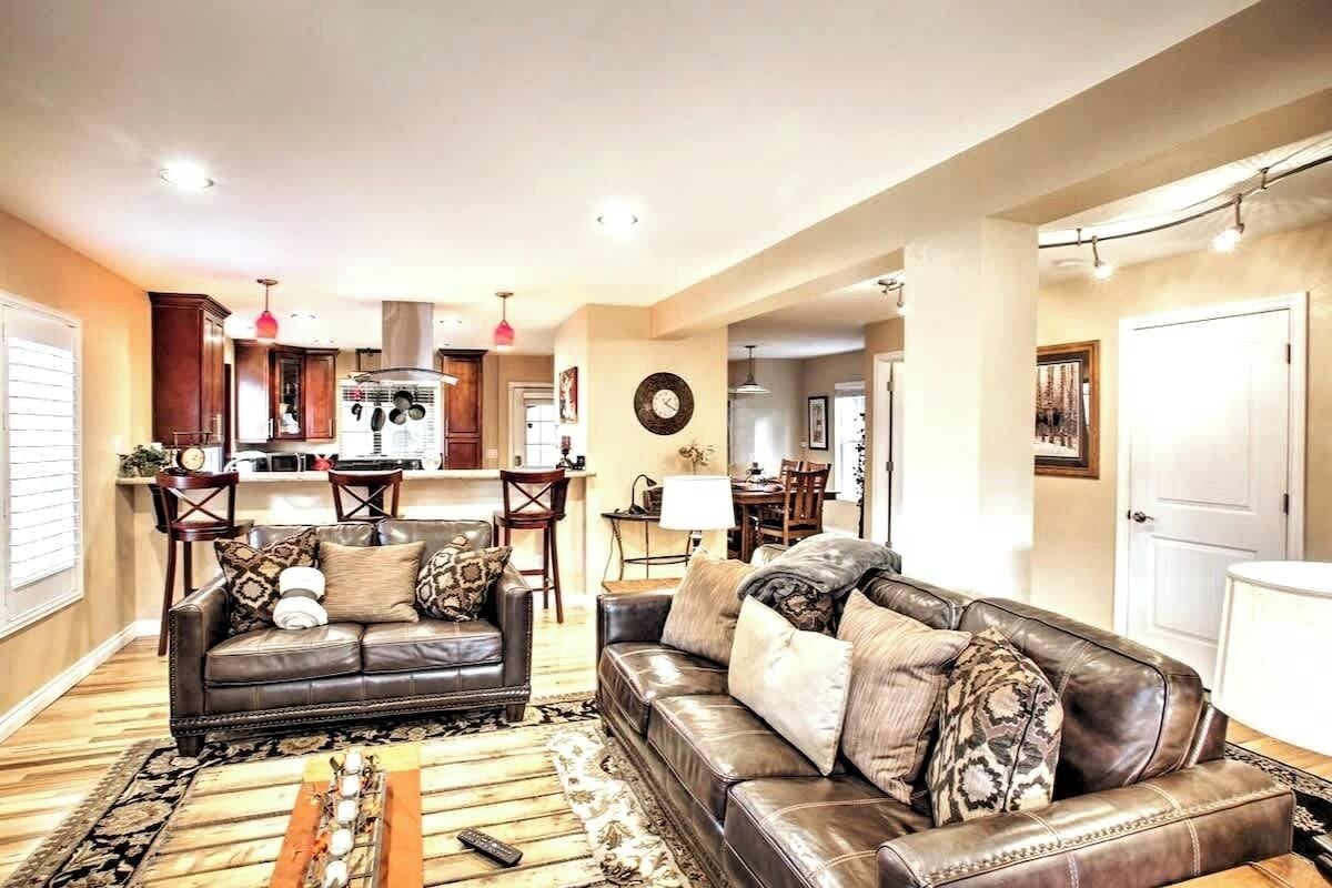 Smart TV, fireplace, DVD player, table tennis