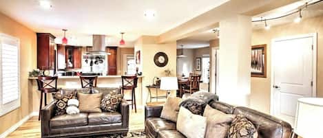 Smart TV, caminetto, lettore DVD, tavolo da ping pong