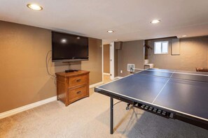 Game room - Walkable CDA home with hot tub, firepit and games (Coeur d'Alene)