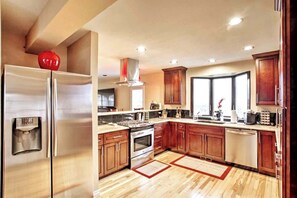 Fridge, microwave, oven, stovetop - Walkable CDA home with hot tub, firepit and games (Coeur d'Alene)