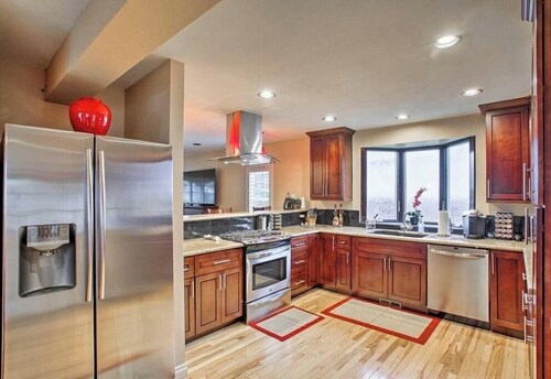 Downtown W/ Ping Pong, Hot Tub, Fire Pit, large back deck & more!