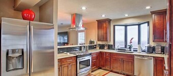 Downtown W/ Ping Pong, Hot Tub, Fire Pit, large back deck & more!