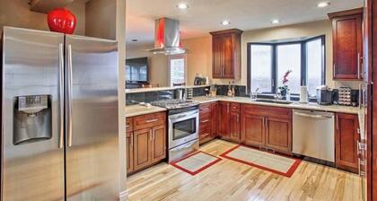 Downtown W/ Ping Pong, Hot Tub, Fire Pit, large back deck & more!