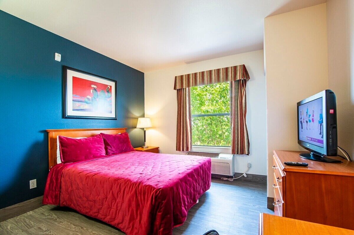The Vistas 119 Modern  studio with full kitchen 1st floor great location
