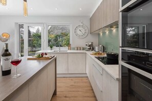 ثلاجة، ميكروويف، فرن، موقد طهي مسطح