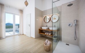 Regadera, secadora de cabello, bidet, toallas 