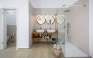 Dusche, Haartrockner, Bidet, Handtücher
