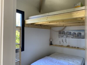 2 bedrooms, iron/ironing board, free WiFi